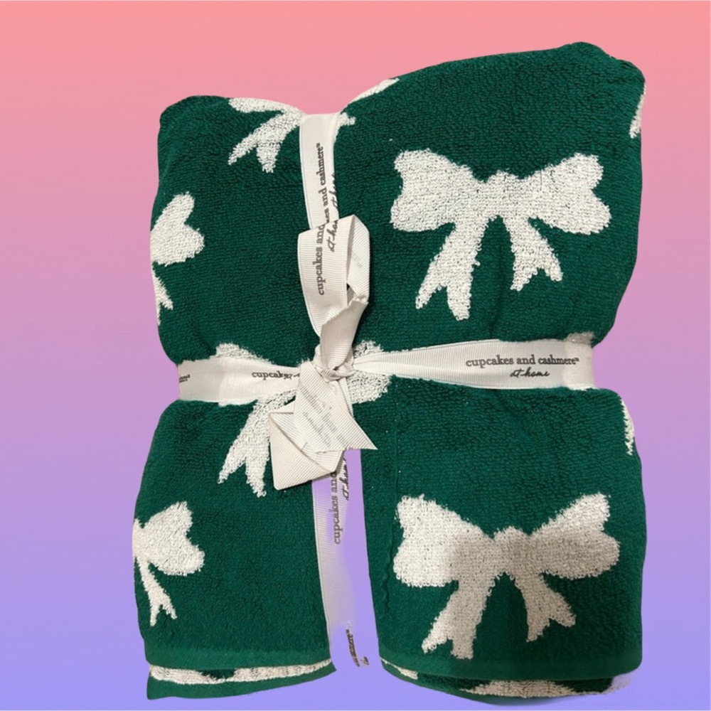 Cupcakes and Cashmere BOW Emerald Green Towel Set